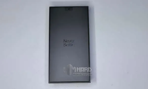 estuche negro accesorios en caja OnePlus 12