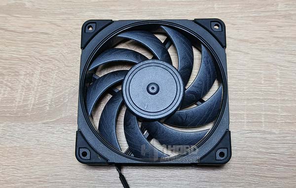 Ventilador NF-A12x25 PWM chromax.black por delante